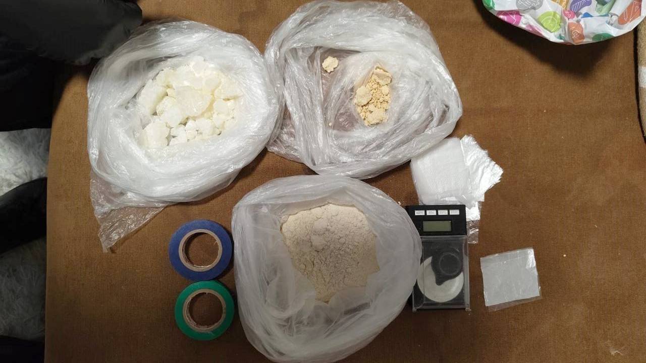 В Красноярске полицейские изъяли из квартиры наркозакладчика партию героина и метадона
