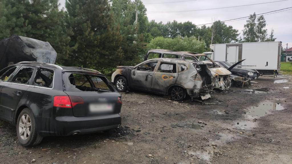 Двое жителей Хабаровского края задержаны за поджог четырёх машин из-за ссоры с хозяином одной из них