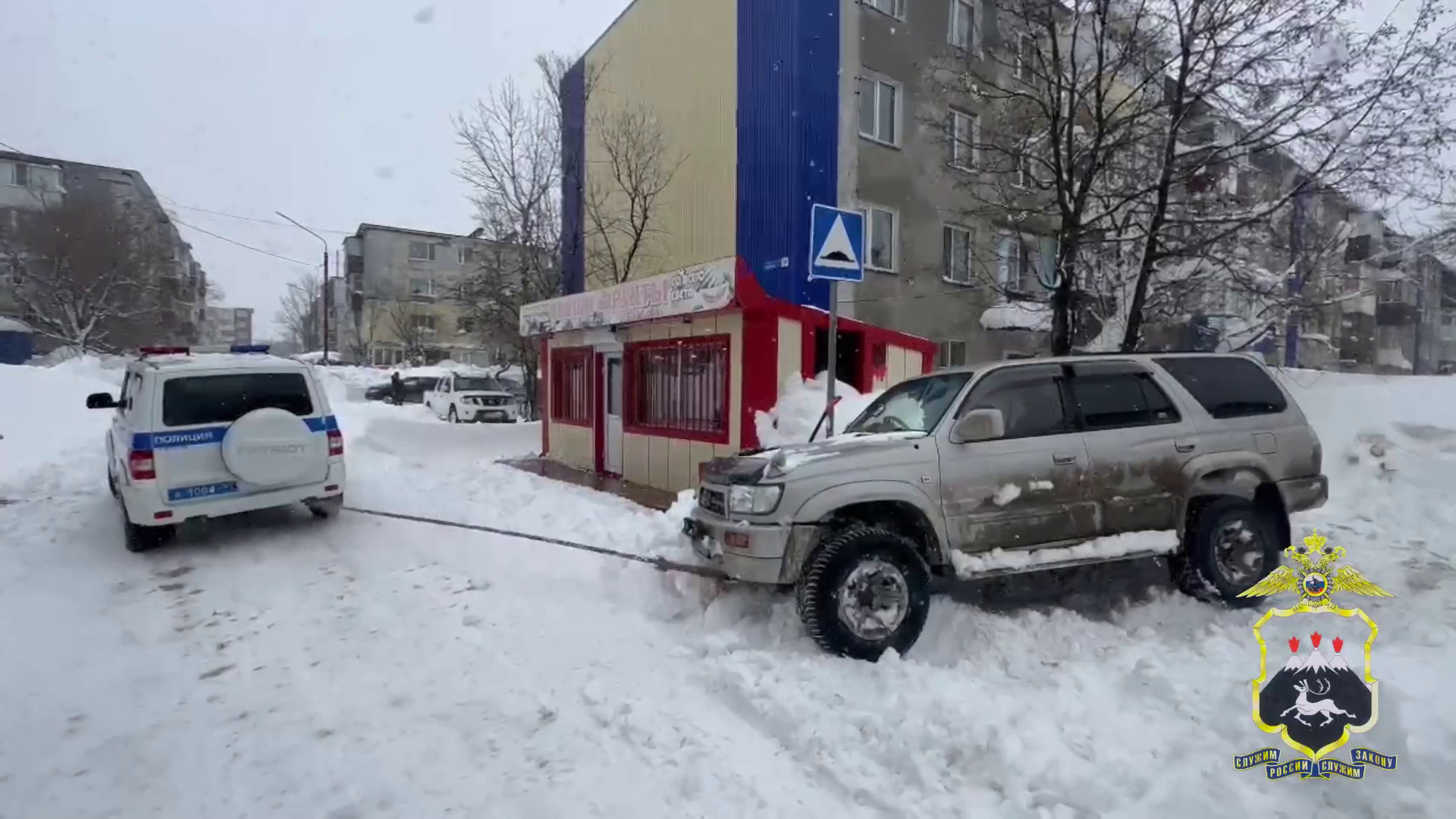 Полицейские Камчатского края оказывают содействие гражданам во время сильнейшего снегопада