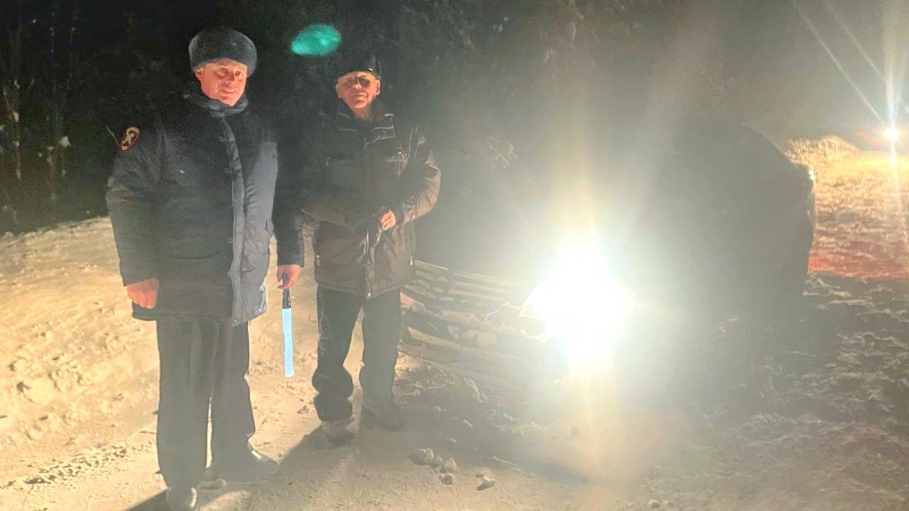 Свердловский экипаж ДПС в сильный мороз помог дедушке с внуком, чьё авто застряло в снежном плену
