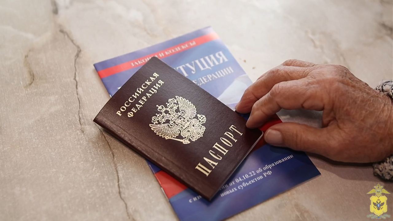 Полицейские вручили паспорта жителям Генического района Херсонской области
