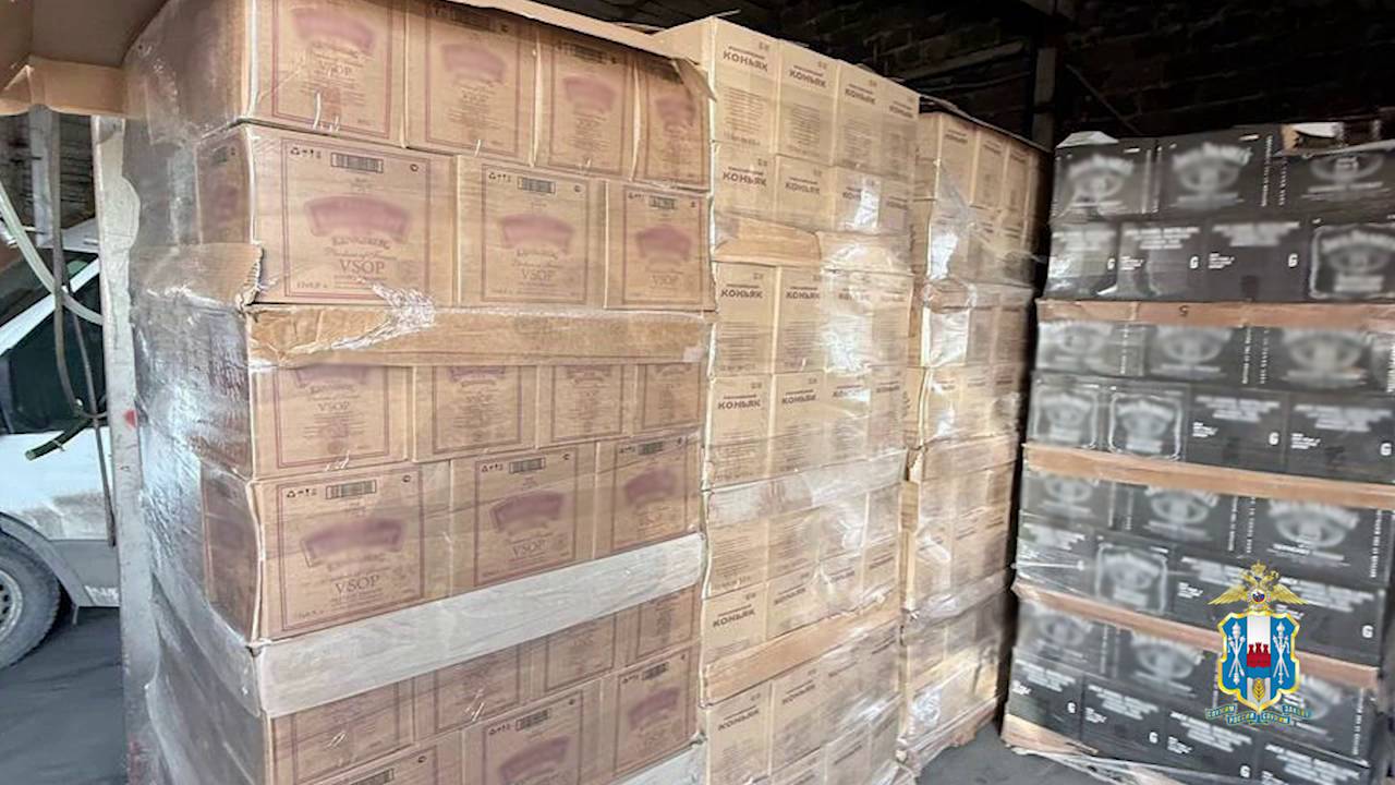 В Ростовской области полицейские ликвидировали цех по производству сомнительных водки, виски и коньяка