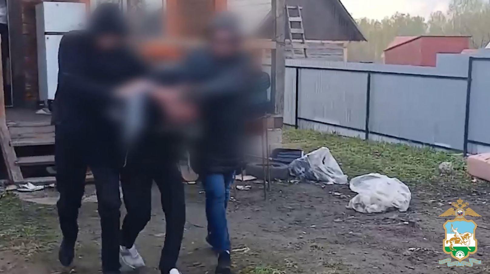 Под Уфой оперативники задержали курьера аферистов, обманувших трёх пенсионеров на 4 миллиона рублей