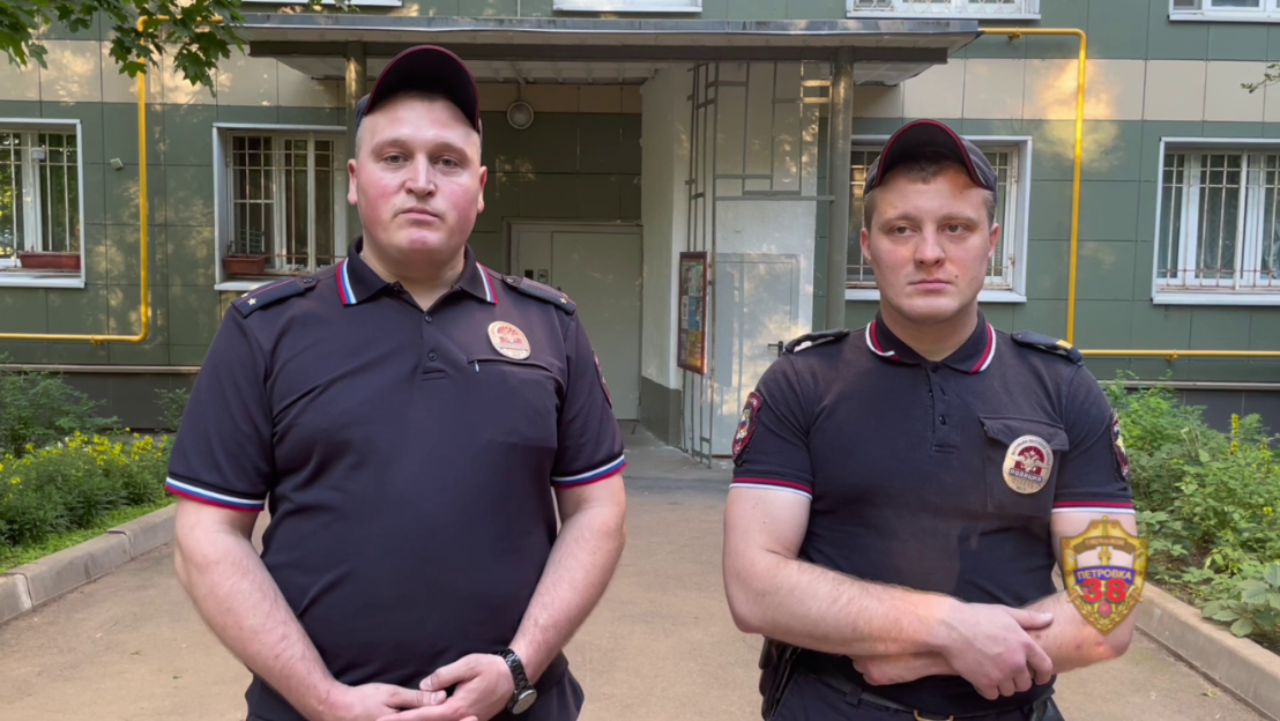 В Москве сотрудники патрульно-постовой службы полиции спасли пенсионерку из горящей квартиры