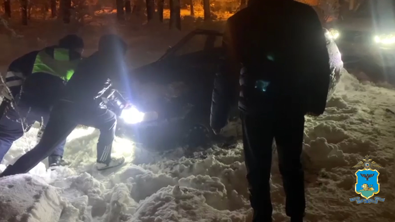 Белгородские автоинспекторы пришли на помощь водителям во время сильного снегопада