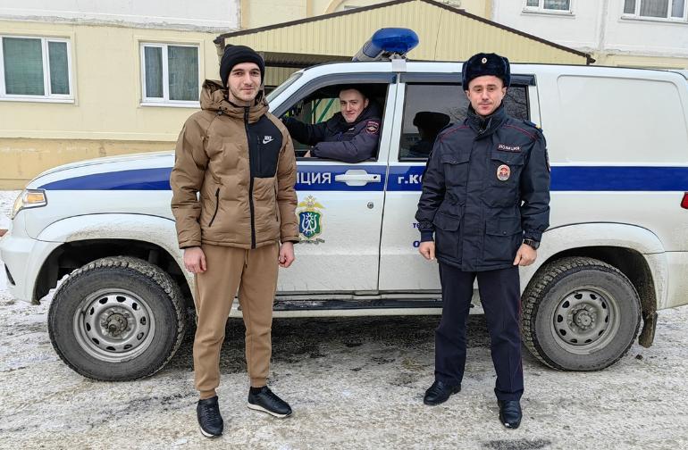 В Югре полицейские вернули местному жителю забытые у подъезда сумки с документами и миллионом рублей