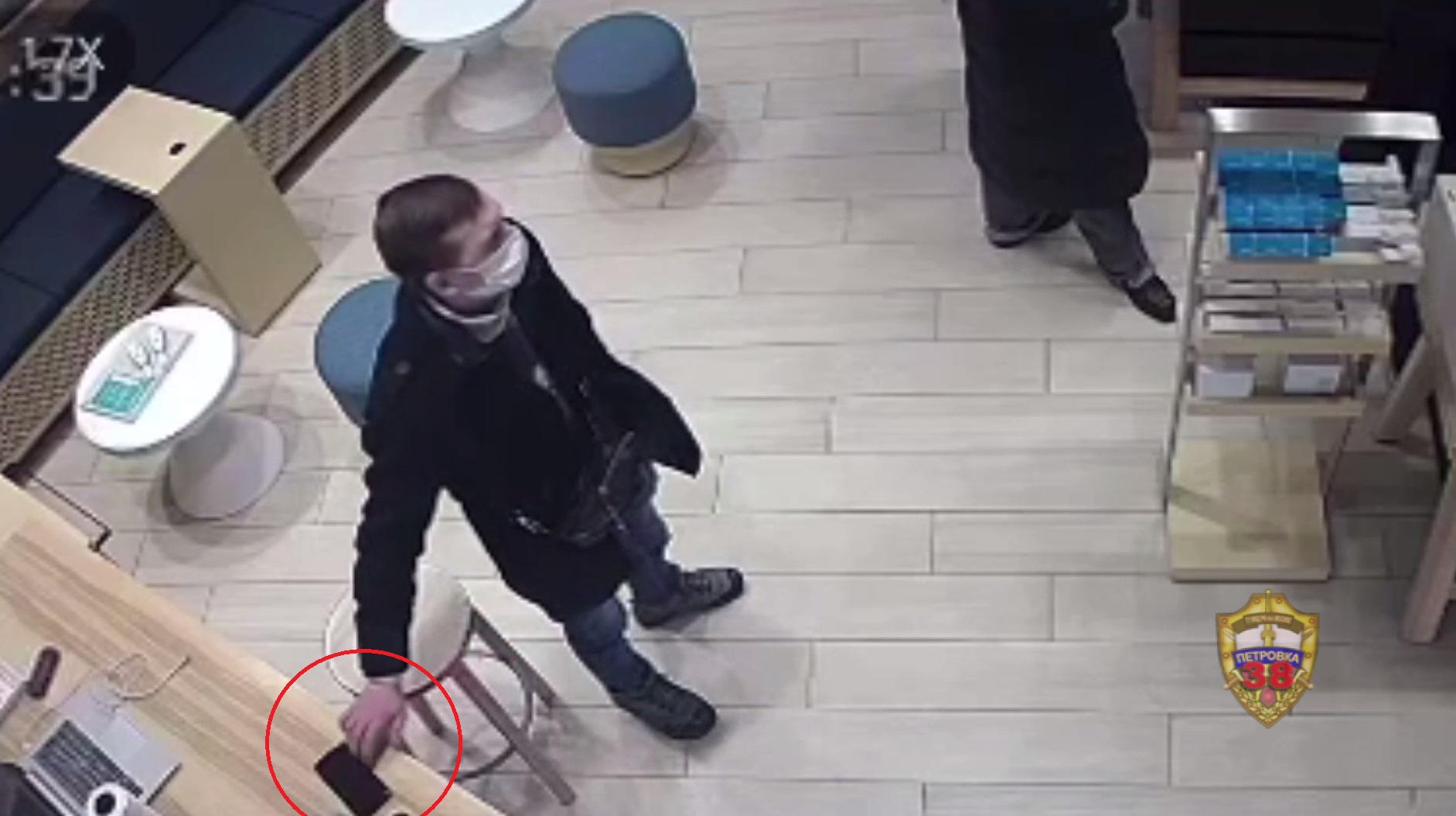 Полицейские Пресненского района Москвы задержали подозреваемого в двух кражах смартфонов