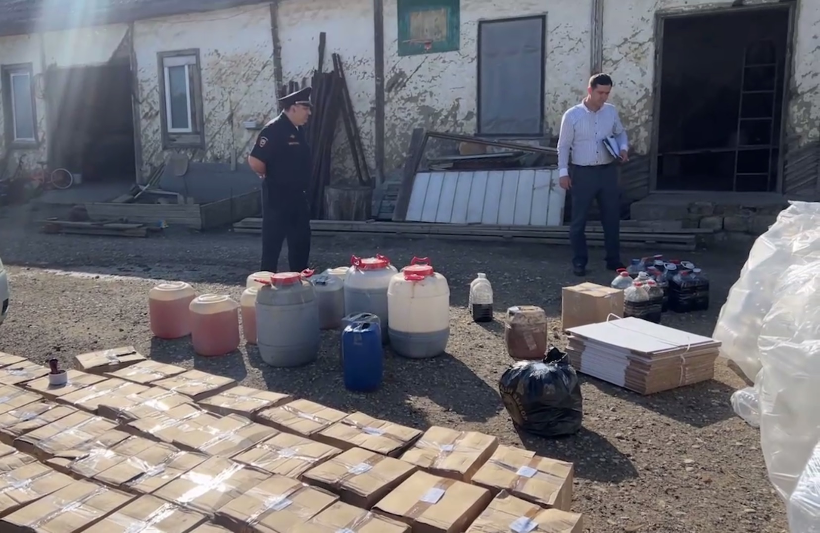 В Дагестане полицейскими пресечена деятельность подпольного цеха по розливу контрафактного алкоголя