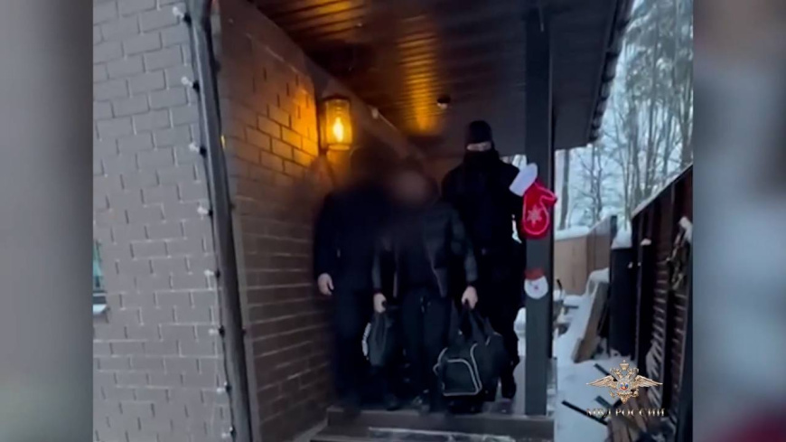 Полицейские задержали подозреваемых в обмане пенсионеров из разных регионов России