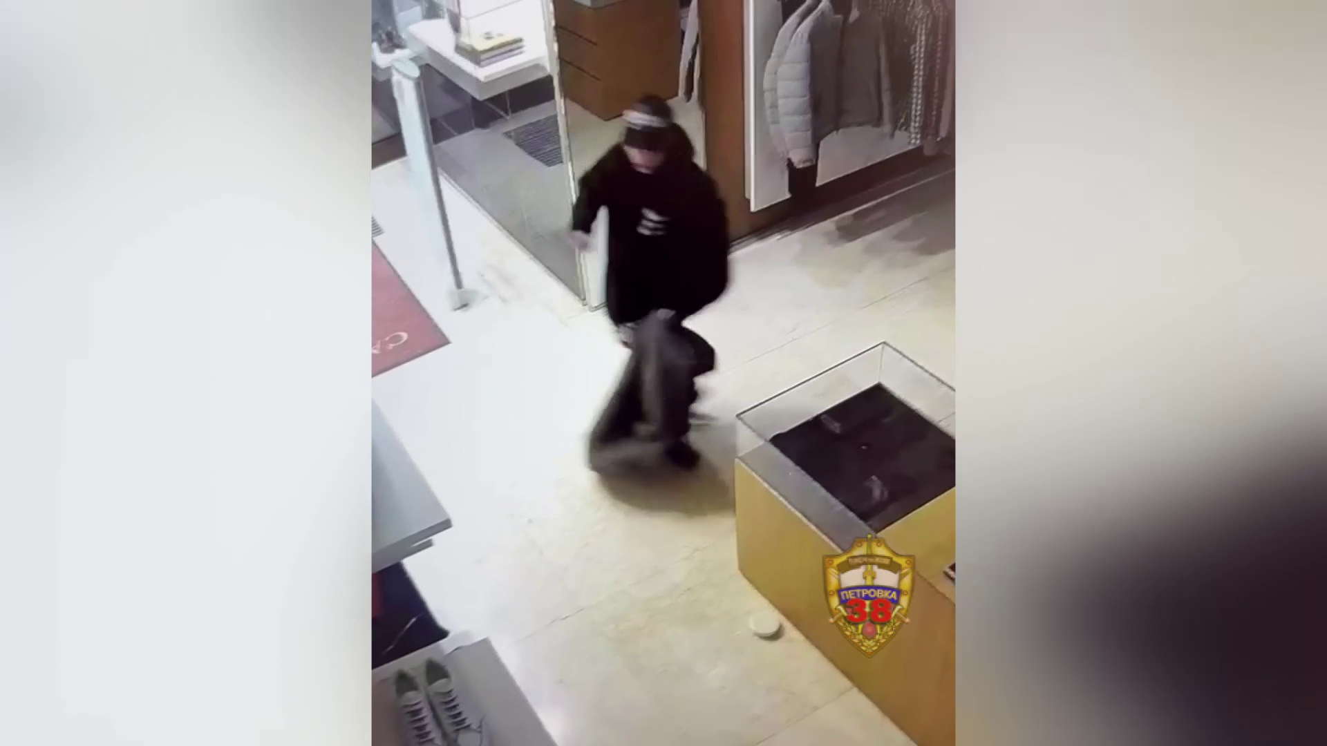 Столичная полиция задержала похитителя брендовой одежды из бутика на Тверской