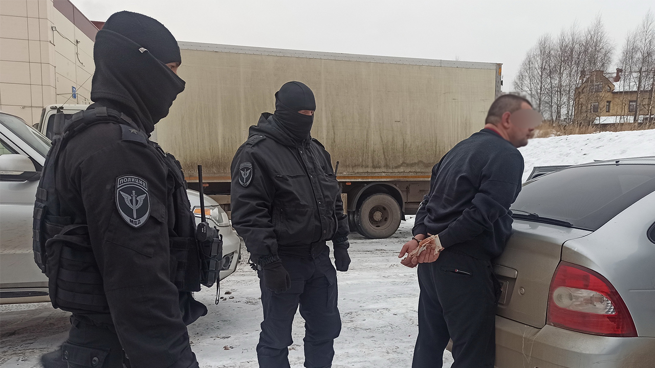 В Костроме правоохранители задержали мужчину, пытавшегося продать раритетное холодное оружие