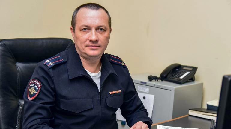 По руке не гадает, а идентифицирует