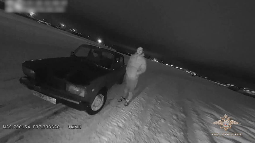 Сотрудники транспортной полиции пресекли заезд дрифтеров по льду Москвы-реки