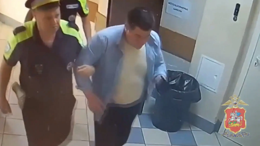 Полицейские доставили в больницу мужчину, получившего тяжелую производственную травму