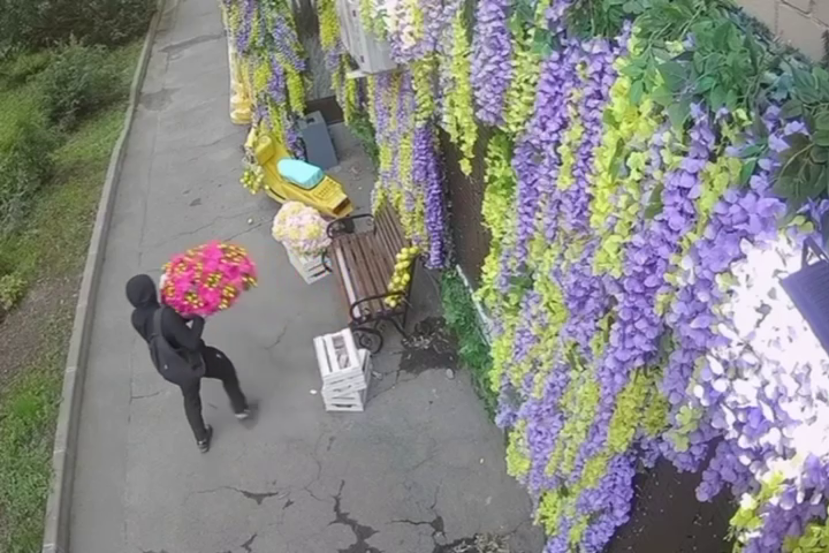 Полицейские раскрыли кражу цветочного арт-объекта у салона красоты на Измайловском шоссе в Москве
