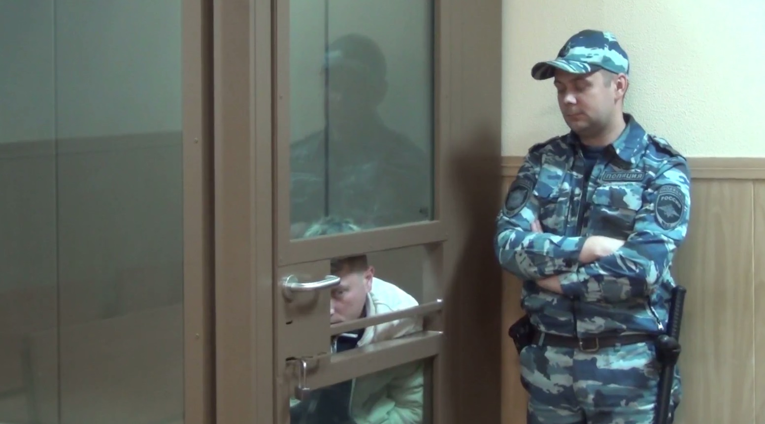 Забытый в такси класса люкс загранник вывел новгородских оперативников на помощника аферистов