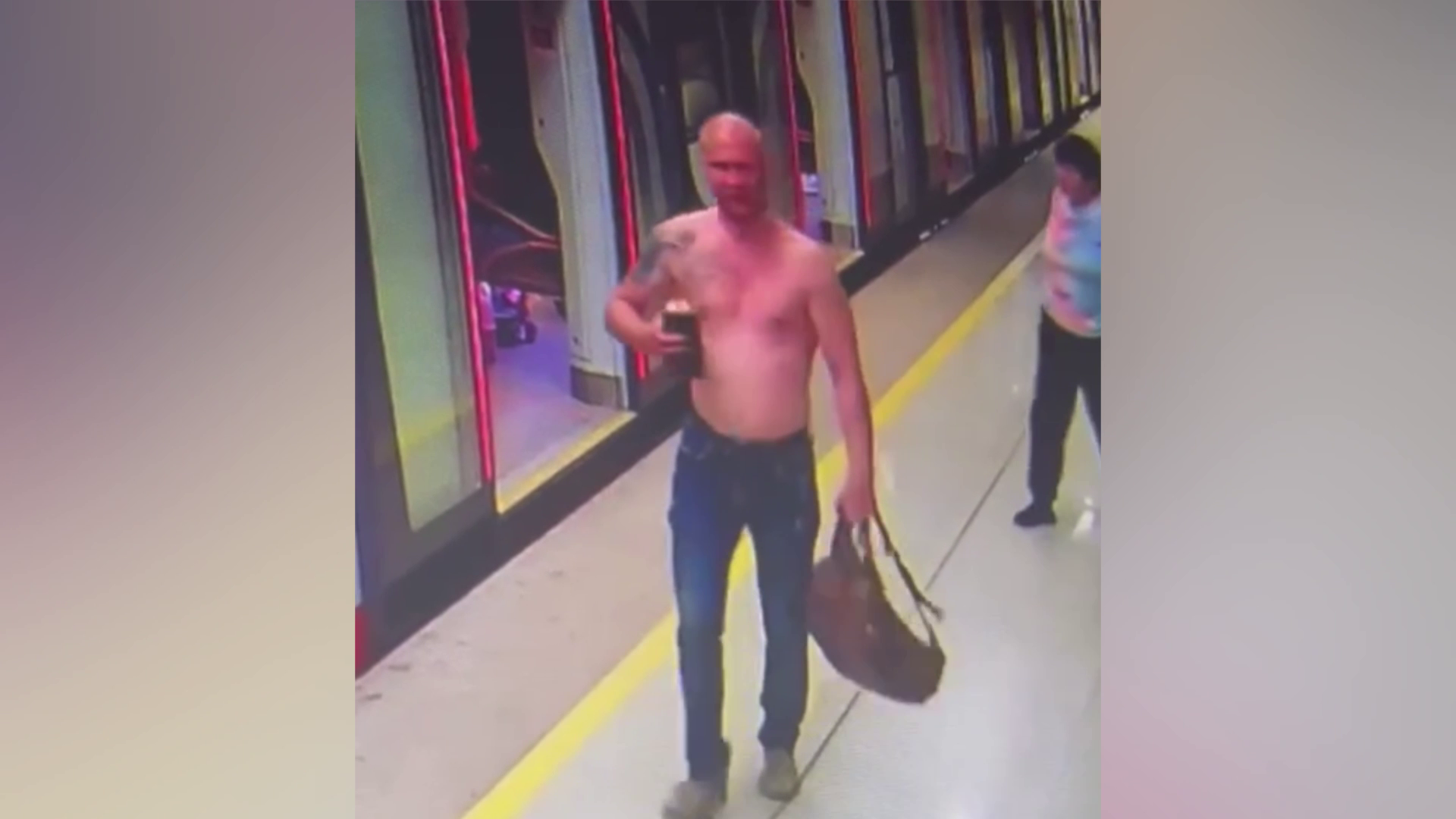 Полицейские Московского метрополитена установили дебошира, ехавшего топлес в вагоне электропоезда