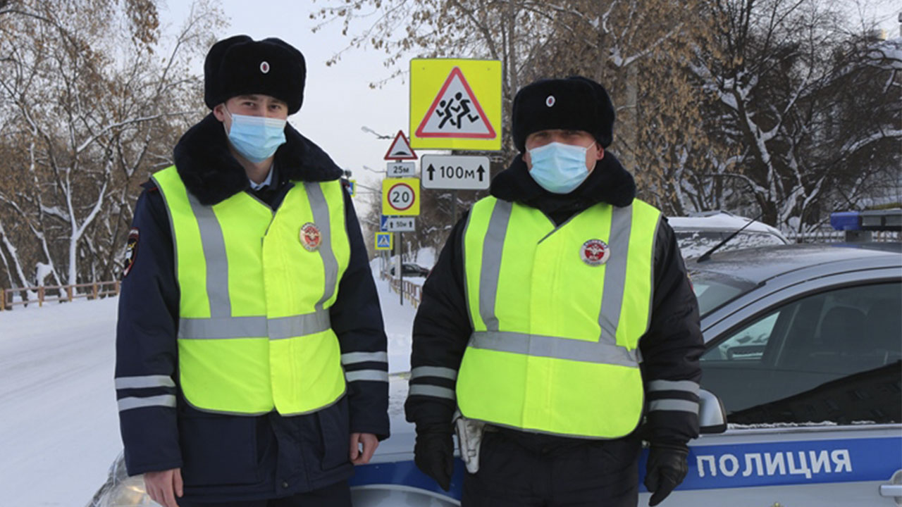 В Свердловской области дорожные полицейские помогли на трассе женщине с ребенком