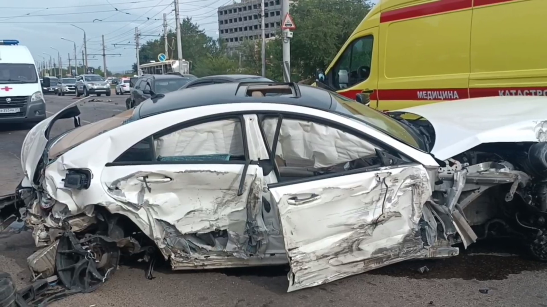 В Бурятии сотрудники ГИБДД работают на месте ДТП с участием семи автомобилей