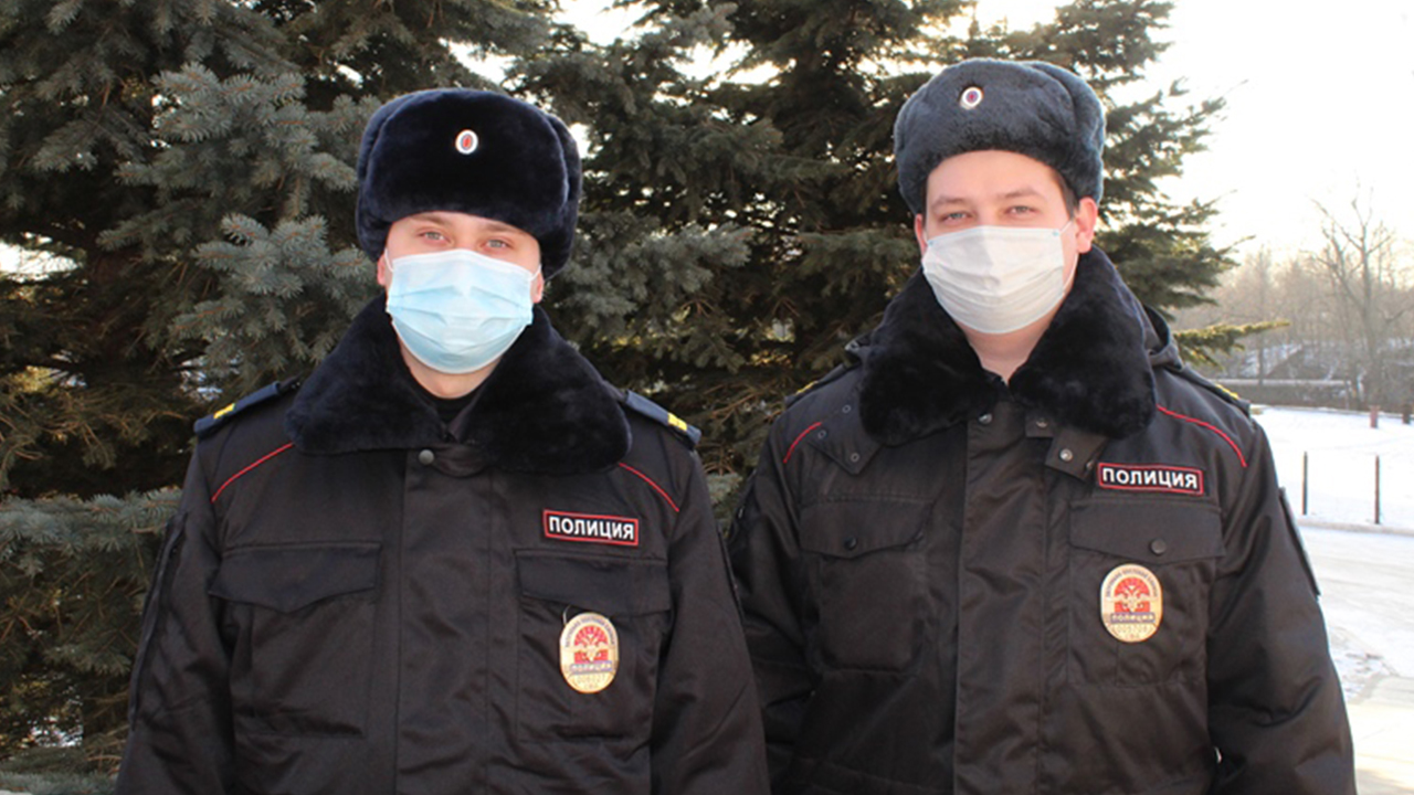 В Свердловской области полицейские оказали помощь 11-летнему мальчику, провалившемуся под лёд