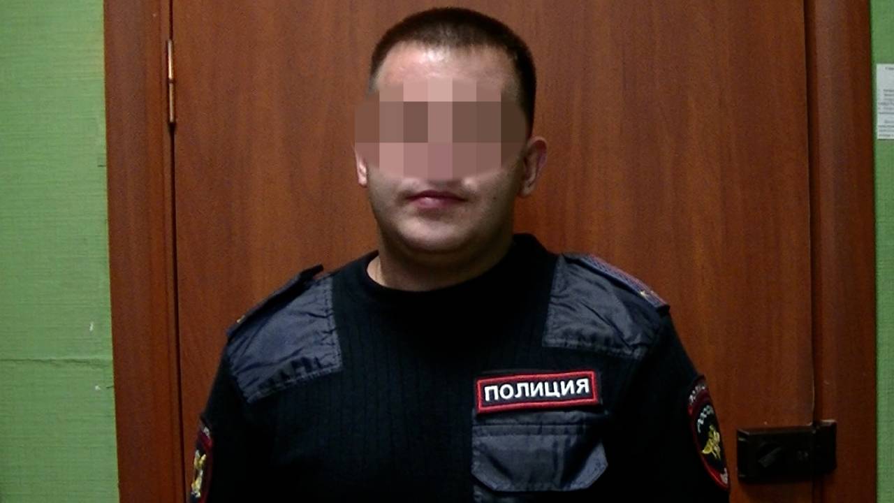 В Архангельске задержаны аферисты, один из которых приходил к пожилым людям в форме полицейского