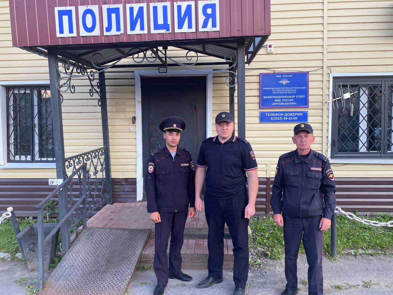 В Курганской области участковые уполномоченные полиции приняли участие в тушении частного дома