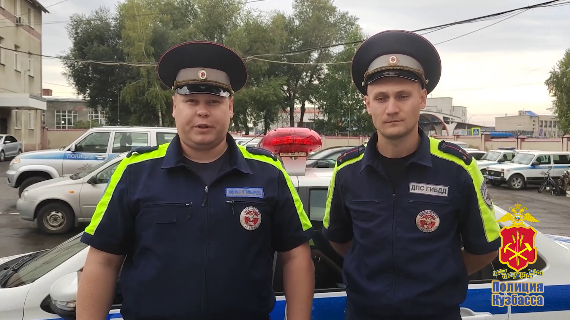 В Кузбассе автоинспекторы первые пришли на помощь пенсионерке, которой стало плохо за рулём на трассе