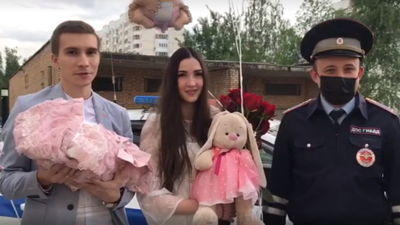 Автоинспекторы Москвы навестили женщину, которую четыре дня назад они доставили в роддом