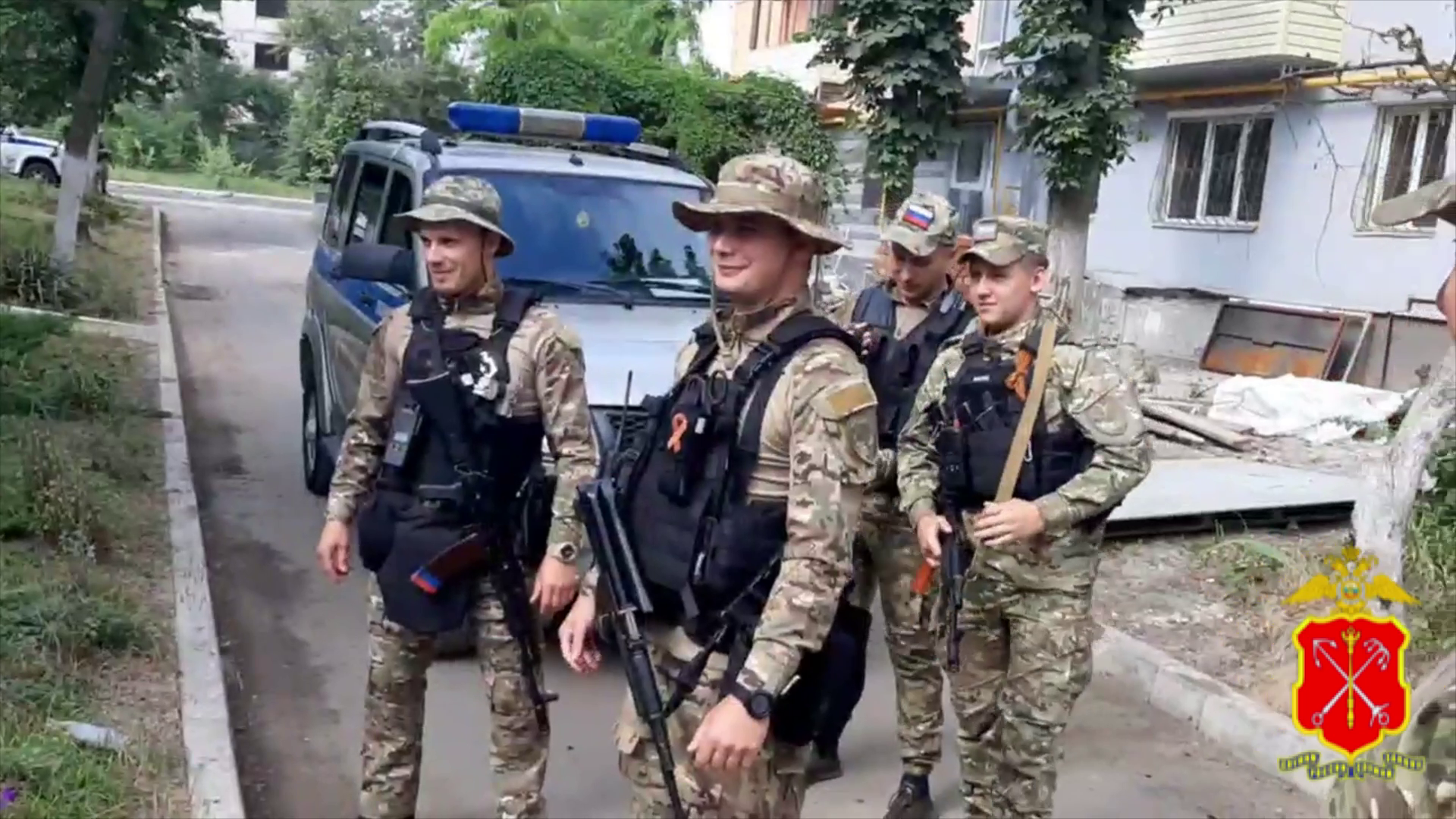 В ДНР полицейские петербургского сводного отряда обезвредили мужчину, угрожавшего взорвать жилой дом