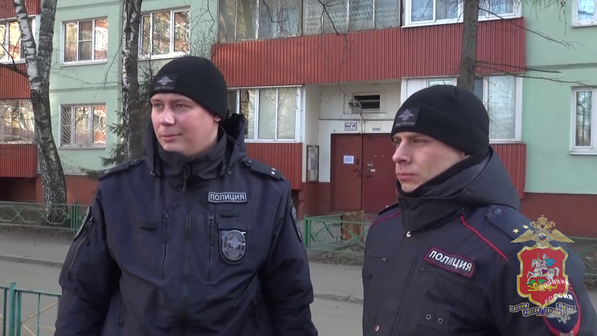 В Люберцах при пожаре в пятиэтажке полицейские оказали помощь в эвакуации двух женщин и лабрадора