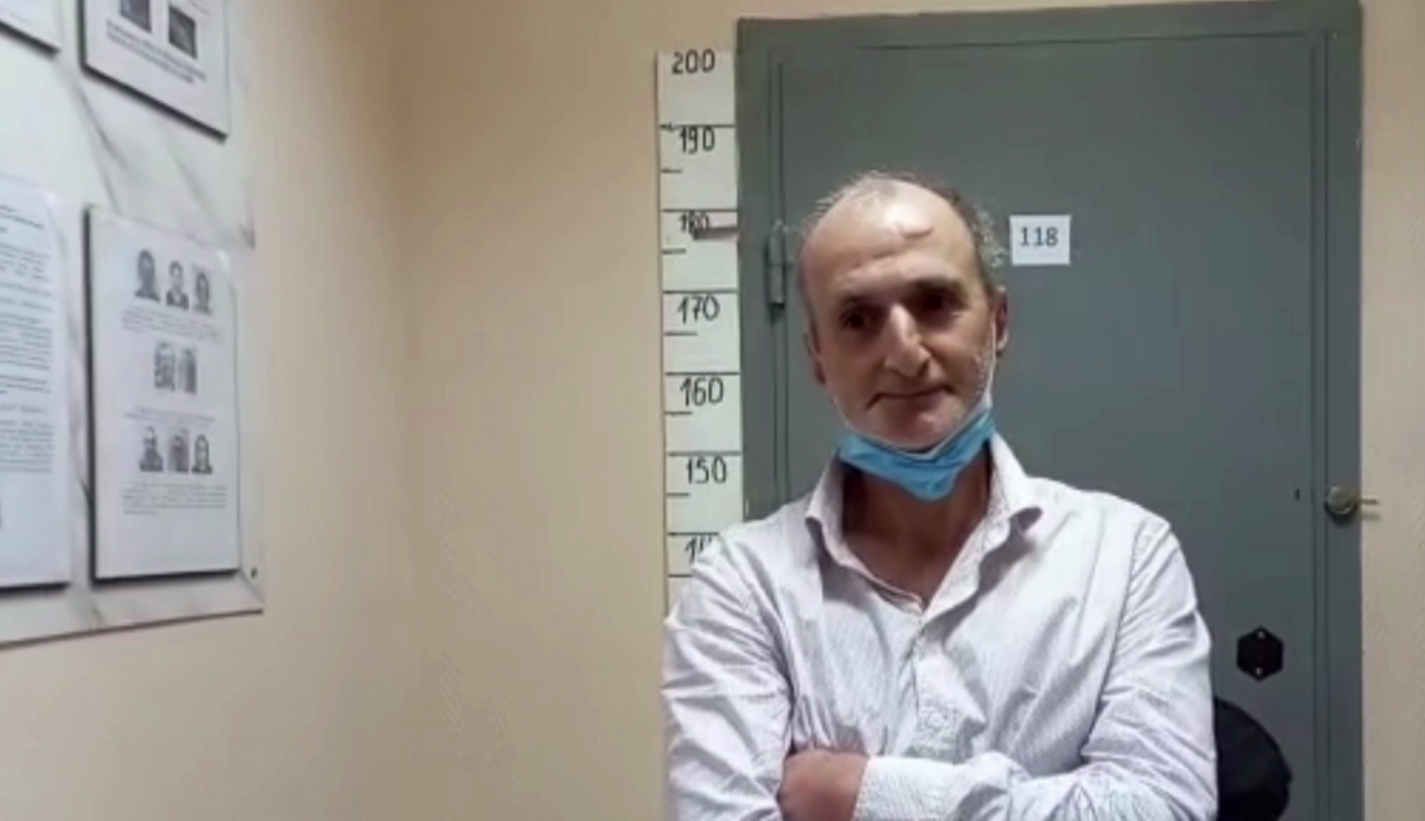 Мужчина воспользовался халатностью автовладельца и похитил из иномарки сумку с одним миллионом рублей