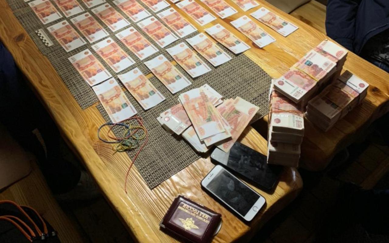 Сотрудники ГУСБ МВД России пресекли противоправные действия инспектора ДПС