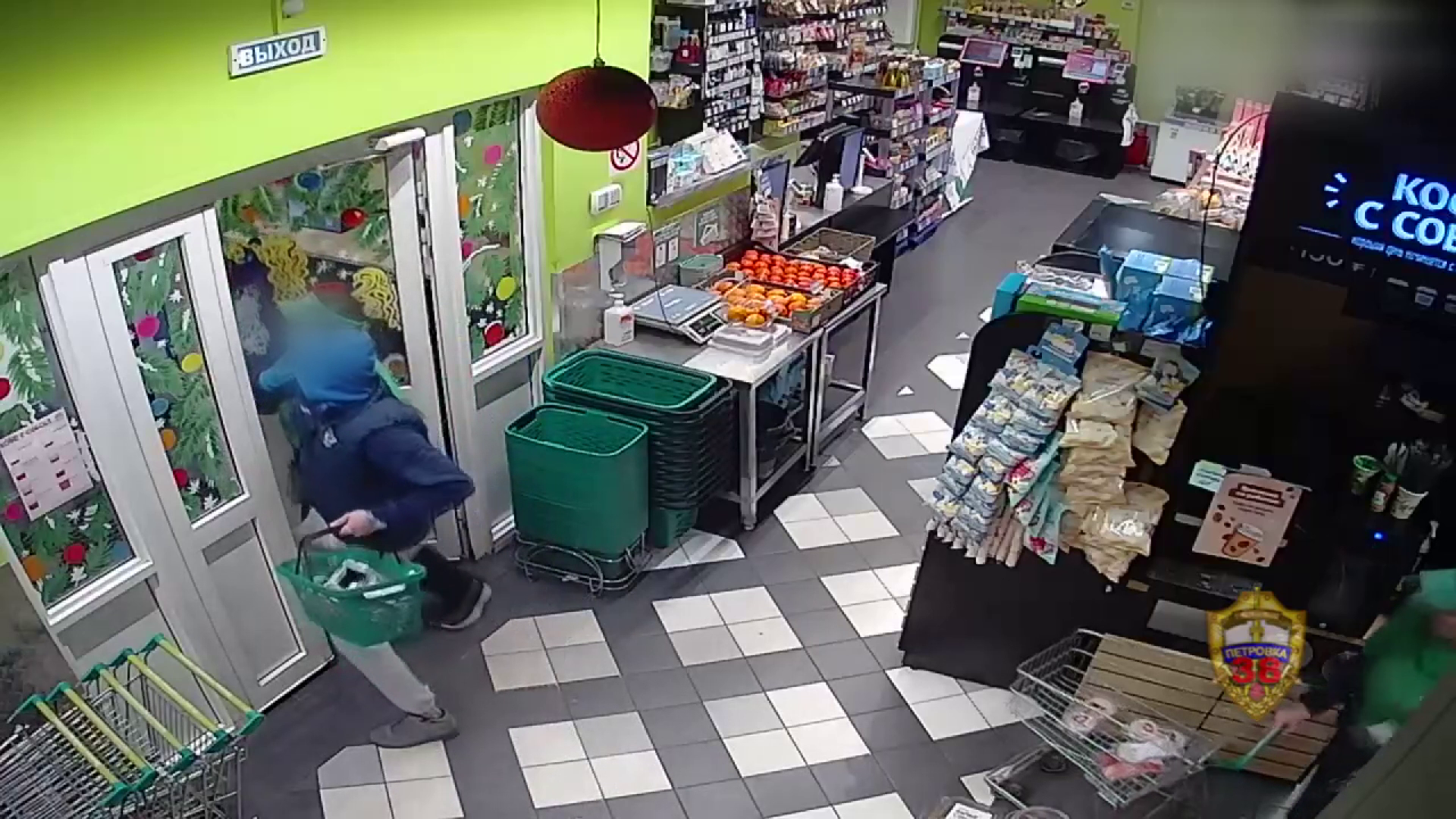 Полиция Москвы предъявила обвинение мужчине, похитившему товар и угрожавшему продавцам ножом