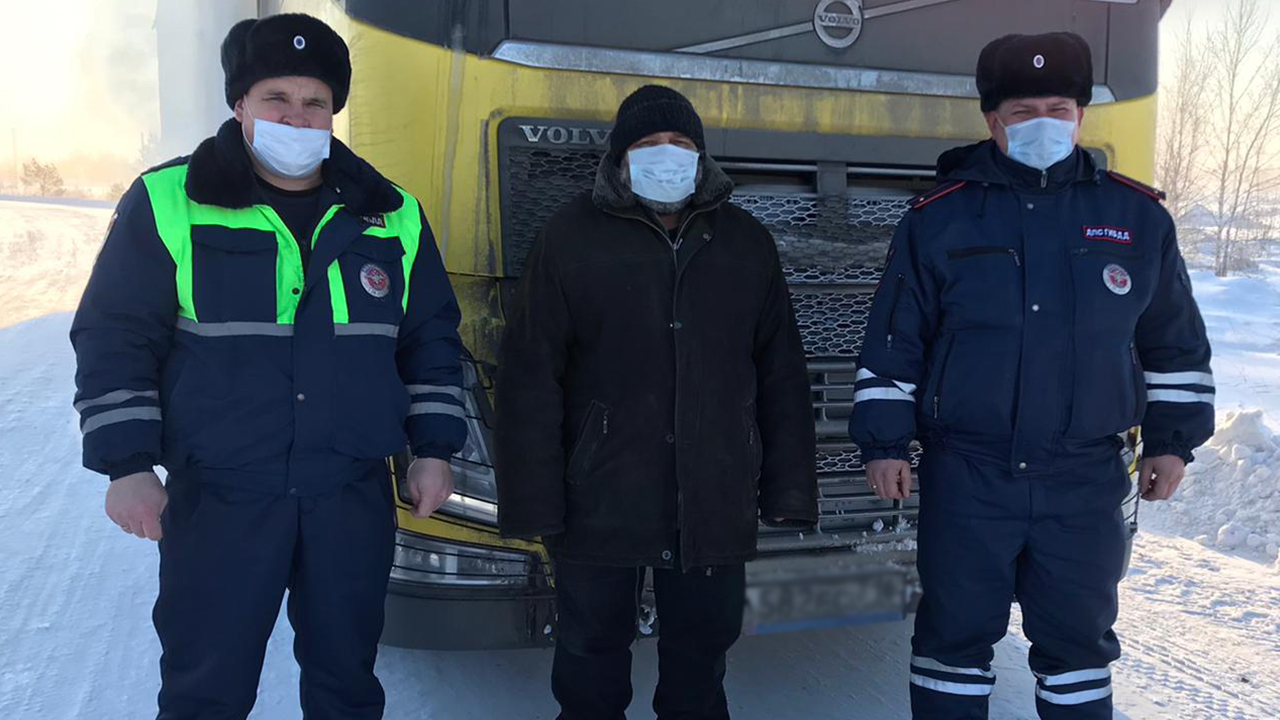 В Приангарье полицейские в сильный мороз пришли на помощь двум дальнобойщикам