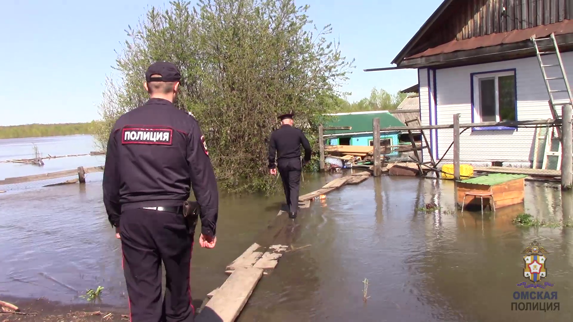 На севере Омской области полицейские продолжают нести службу на подтопленных территориях