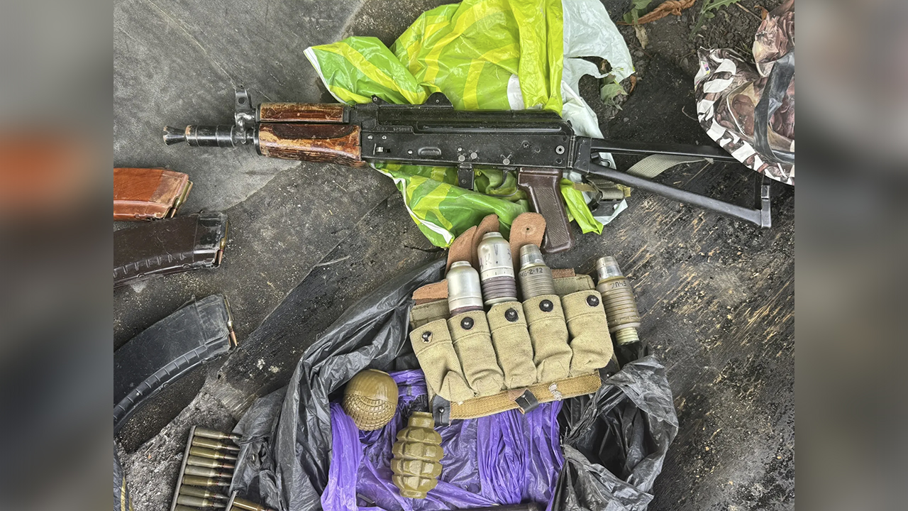 Полицейские изъяли у жителя Донецка арсенал оружия и боеприпасов, который он нёс по улице в пакетах