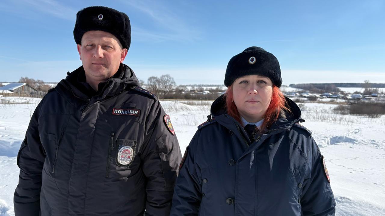 Участковые уполномоченные полиции отыскали и спасли из снежного плена жителя Саратовской области