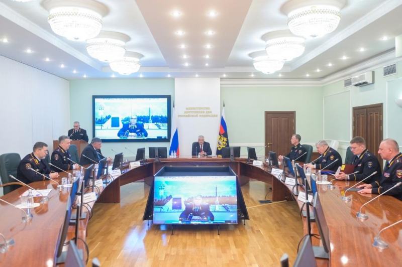 Владимир Колокольцев поздравил коллег с высокими наградами