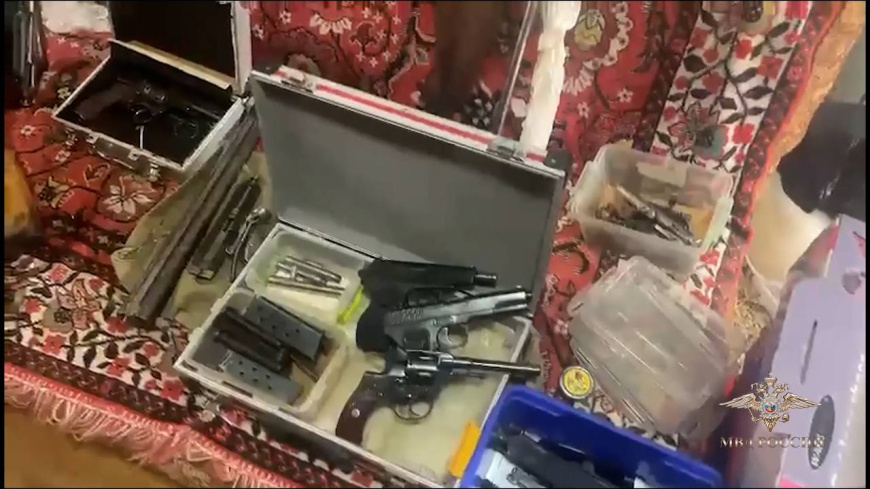 В Крыму полицейские задержали подозреваемого в хранении взрывчатых веществ и изготовлении оружия