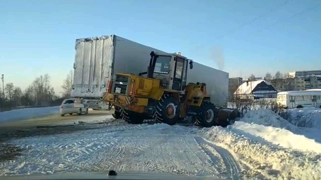 В Томской области сотрудники полиции оказали помощь водителю фуры, съехавшей в кювет