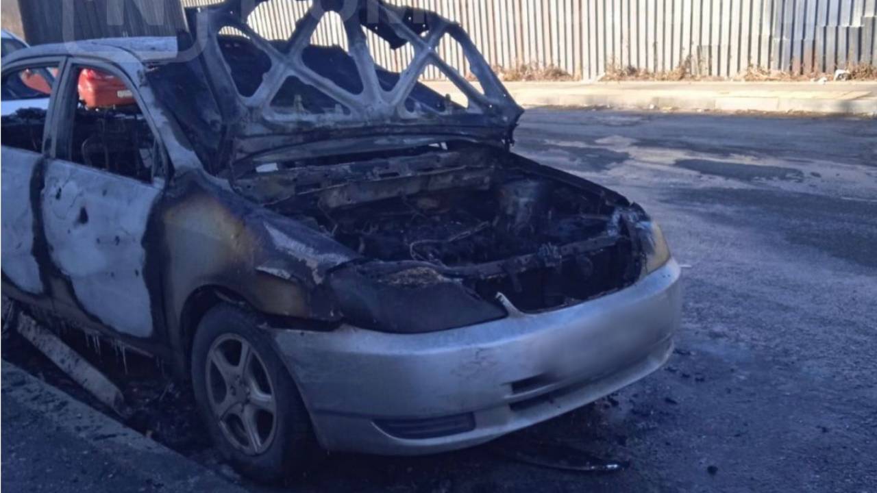 По подозрению в поджоге автомобиля сотрудники полиции задержали подростка из Владивостока