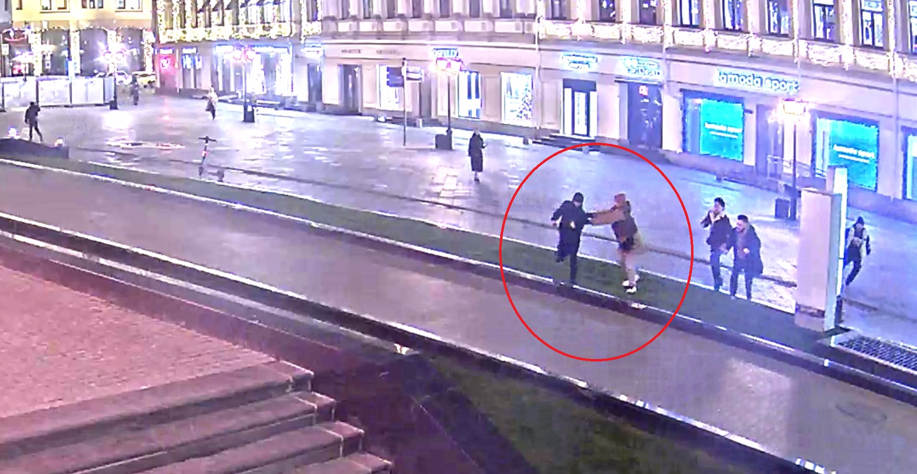 В центре столицы неравнодушные граждане помогли полицейским задержать уличного грабителя
