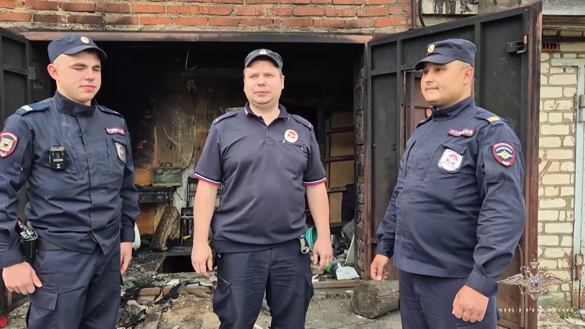 Владимир Колокольцев подписал приказ о награждении полицейских из нескольких регионов России, которые помогли гражданам, оказавшимся в огненной ловушке