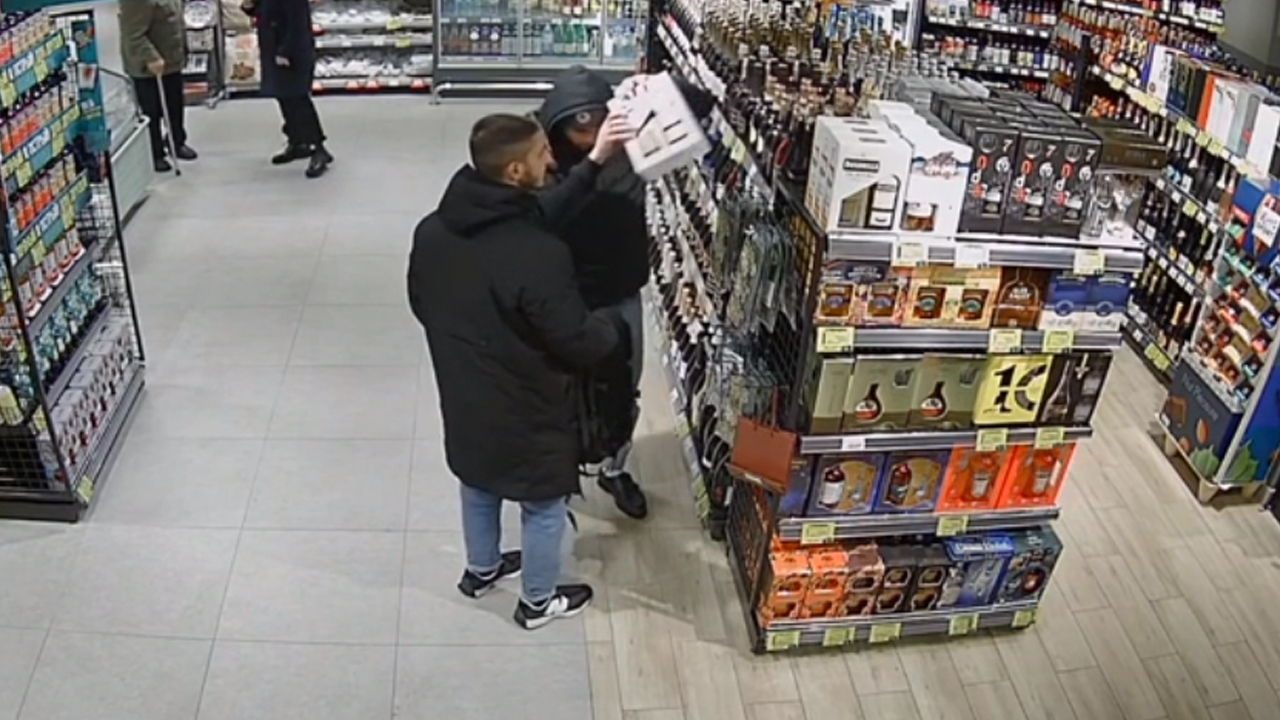 Московские полицейские задержали приезжих мужчин, совершивших две кражи алкоголя из одного магазина