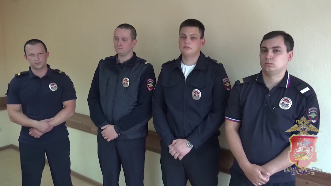 В Подмосковье полицейские оказали помощь жителям пятиэтажки, в которой случился пожар