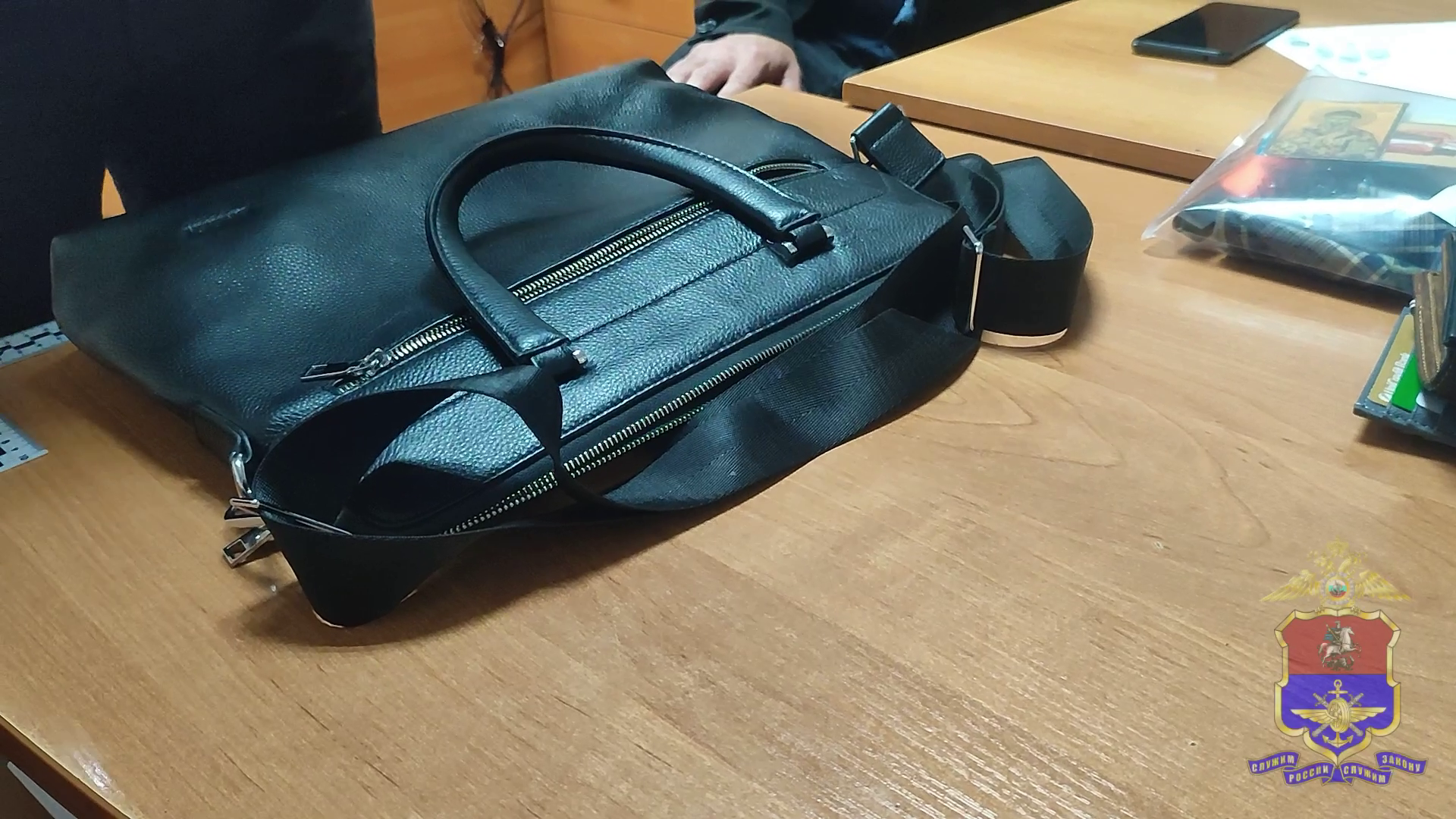 В Москве транспортной полицией за кражу сумки у пассажира поезда задержан 14 раз судимый мужчина