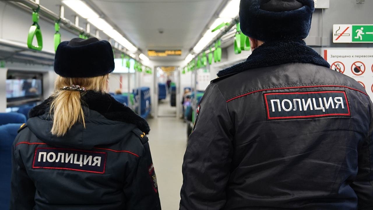 Транспортные полицейские вычислили и задержали в поезде юношу, ограбившего мужчину на вокзале в Твери