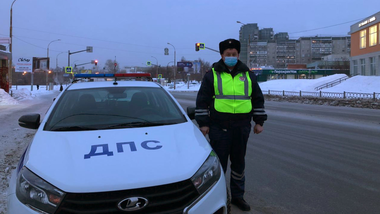 В Екатеринбурге полицейский спас из огня пожилую женщину
