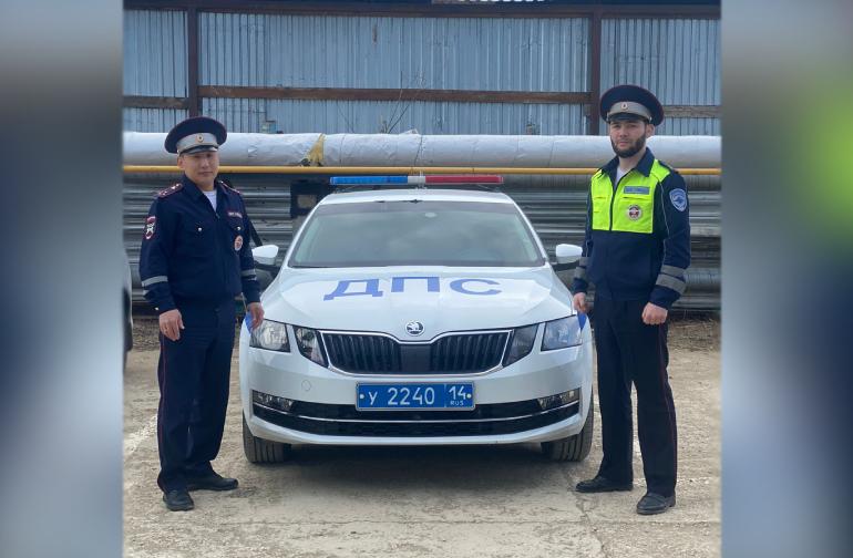 В Якутии автоинспекторы оказали помощь в эвакуации пожилой женщины из жилого дома во время пожара