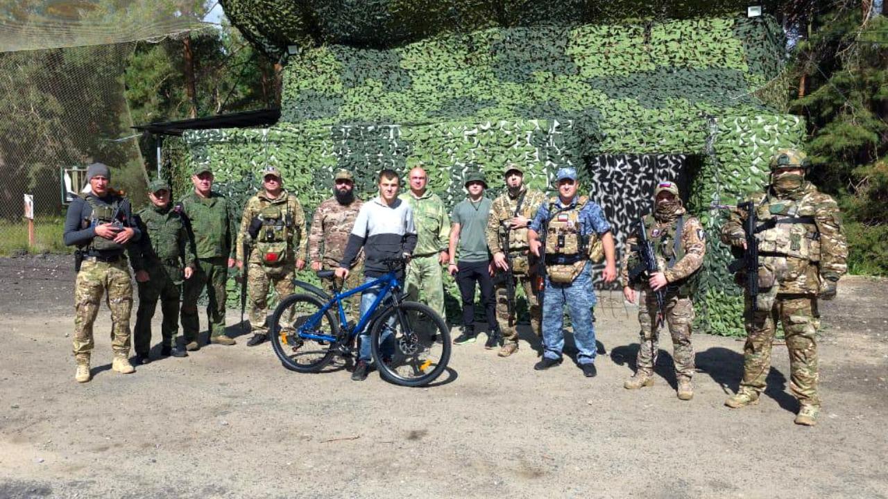 Правоохранители подарили велобайк жителю брянского приграничья, ходившему на работу через их блокпост